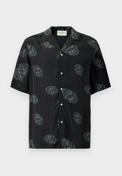 Μαύρο πουκάμισο με κοντά μανίκια, κουμπιά, λευκά λουλουδένια σχέδια και γιακά τύπου camp, εμφανίζεται σε λευκό φόντο.