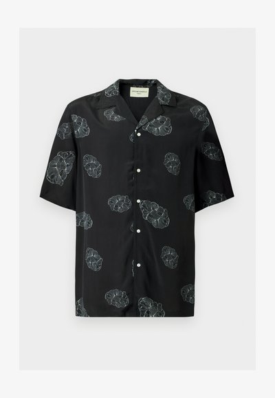 Μαύρο πουκάμισο με κοντά μανίκια, κουμπιά, λευκά λουλουδένια σχέδια και γιακά τύπου camp, εμφανίζεται σε λευκό φόντο.