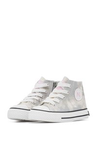 Sneaker alte con un tessuto in argento metallico, lacci bianchi e un patch con logo rosa. Presentano una punta in gomma e dettagli neri sulla suola.
