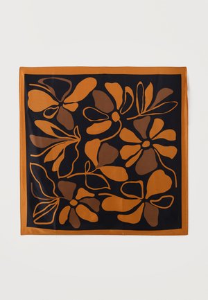 Foulard carré avec fond noir présentant de grandes formes florales abstraites orange et marron et une bordure orange.