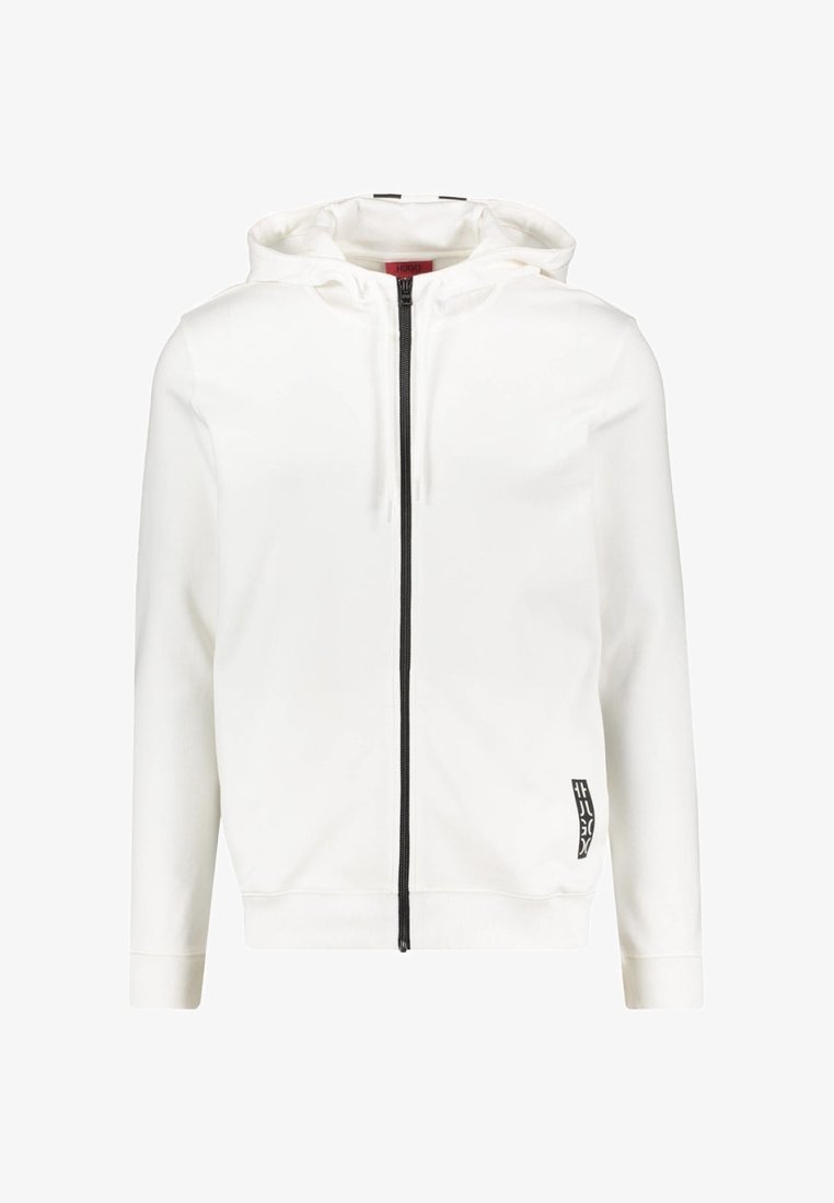 Sweat à capuche blanc à fermeture éclair noire, avec capuche attachée, manches longues et petit logo rectangulaire noir près de l'ourlet inférieur.