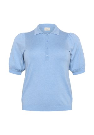 Polo en tricot bleu clair avec des manches courtes bouffantes, des poignets côtelés et une patte de boutonnage à trois boutons. Texture douce avec un design de col classique.