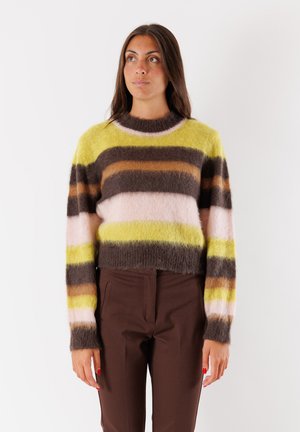 Maglione a righe nei colori giallo, rosa, marrone e grigio scuro. Tessuto morbido e soffice con scollo rotondo e design cropped.