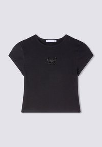 T-shirt nera a maniche corte con costine, scollatura rotonda e un piccolo dettaglio ricamato a forma di farfalla sul davanti.