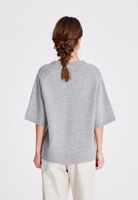 Heled hall oversized-sviiter lühikeste varrukatega ja ribireääbiga. Pehme tekstuur, lihtne disain ja ei mingeid nähtavaid mustreid või aktsente.