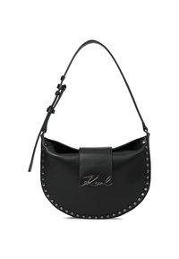 Černá kožená kabelka s zakřiveným siluetou, která má přední klapku, hřebíkované akcenty podél okraje a detail s podpisovým logem.