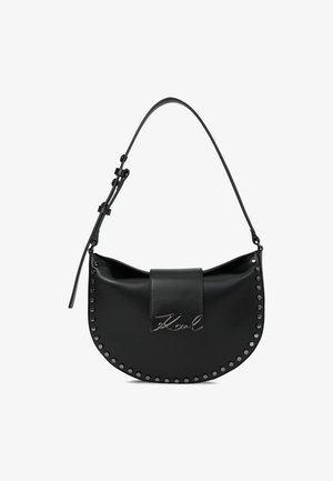 Sort læderhåndtaske med en buet silhuet, der har en frontklap, nitter langs kanten og et signatur-logo detalje.