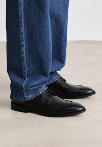 DERREK - Elegantní šněrovací boty - black