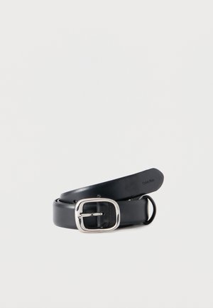 Čierny kožený opasok s obdĺžnikovou striebornou prackou. Hladká textúra, s dierkami na nastavenie a značkovým vnútrom.