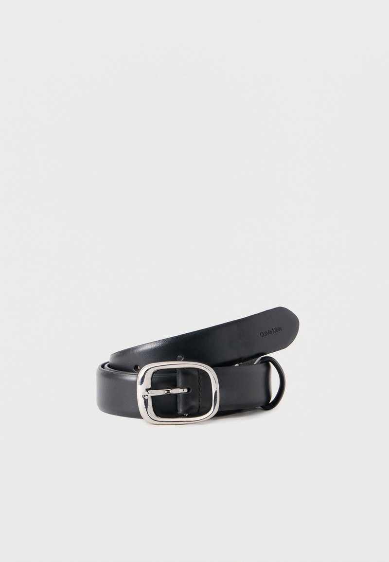 Μαύρη δερμάτινη ζώνη με ορθογώνια ασημί αγκράφα. Λεία υφή, με τρυπημένες τρύπες για ρύθμιση και εσωτερική επισήμανση επωνυμίας.