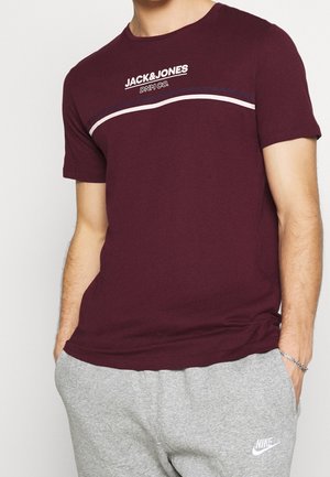 Bordeauxrotes Baumwoll-T-Shirt mit kurzen Ärmeln, Rundhalsausschnitt und einem weißen und marineblauen horizontalen Streifen. Auf der Vorderseite befindet sich das Logo "JACK & JONES".