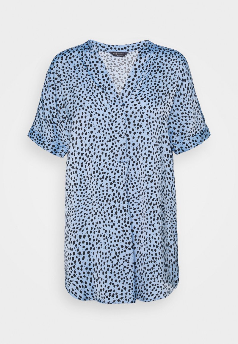 Blusa azzurra chiara a maniche corte con motivo a macchie nere, scollatura a V e chiusura con bottoni, realizzata in tessuto liscio e leggero.