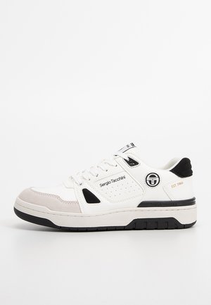 Baskets basses blanches et grises avec semelle noire et détails, logo et texte Sergio Tacchini sur le côté, fermeture à lacets.