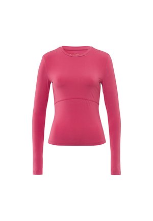 Camiseta de manga larga en tejido rosa brillante, con un escote redondo y una textura suave, presenta una silueta ajustada y detalles de costura curvada.