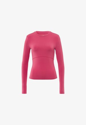 Haut à manches longues en tissu rose vif, avec un col rond et une texture lisse, offrant une silhouette ajustée et des détails de couture incurvés.