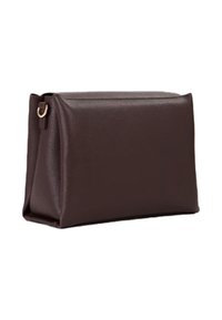 Borsa a sacchetto in pelle marrone con forma rettangolare strutturata, superficie testurizzata e dettaglio metallico color oro sul lato.