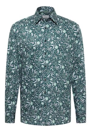 Chemise verte à motifs avec des dessins floraux et d'oiseaux, manches longues, fermeture à boutons sur le devant et col classique.