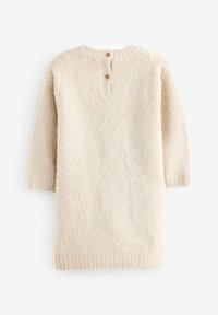 Robe tricotée beige clair avec une surface texturée, des manches trois-quarts et une fermeture à boutons dans le dos. Design simple et minimaliste.