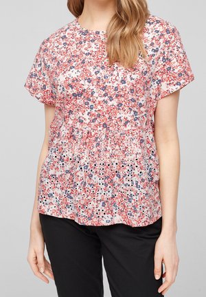 Blouse met bloemenpatroon in roze, rood en blauwe tinten, gemaakt van lichtgewicht stof, met korte mouwen en een peplum zoom met oogjesdetails.