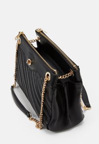 Musta tikattu nahkabag, jossa on kultasävyinen ketju ja varusteet, kaksinkertaiset vetoketjut ja irrotettava hihna monipuolista kantamista varten.