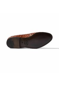 Scarpa in pelle intrecciata marrone con suola liscia scura. Presenta una punta arrotondata e cuciture decorative lungo i bordi.