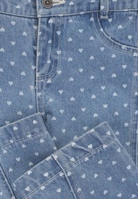Lichtblauwe spijkerbroek met een klein wit hartjespatroon, met gestikte accenten en een klassiek ontwerp met vijf zakken.