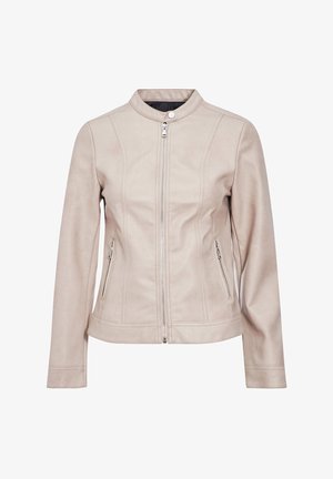 Chaqueta de cuero sintético beige claro con cuello alto, cierre frontal, bolsillos laterales y costuras que aportan una forma ajustada.