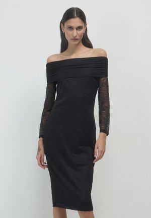 Schwarzes, schulterfreies Kleid mit strukturierten Spitzenärmeln, einem taillierten Oberteil und einem knielangen Saum. Elegantes Design mit dezentem Blumenmuster.