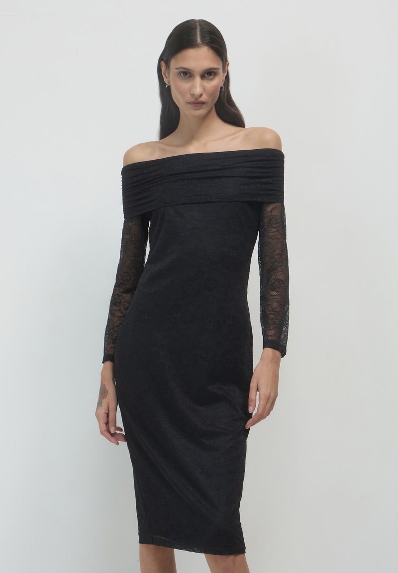Schwarzes, schulterfreies Kleid mit strukturierten Spitzenärmeln, einem taillierten Oberteil und einem knielangen Saum. Elegantes Design mit dezentem Blumenmuster.