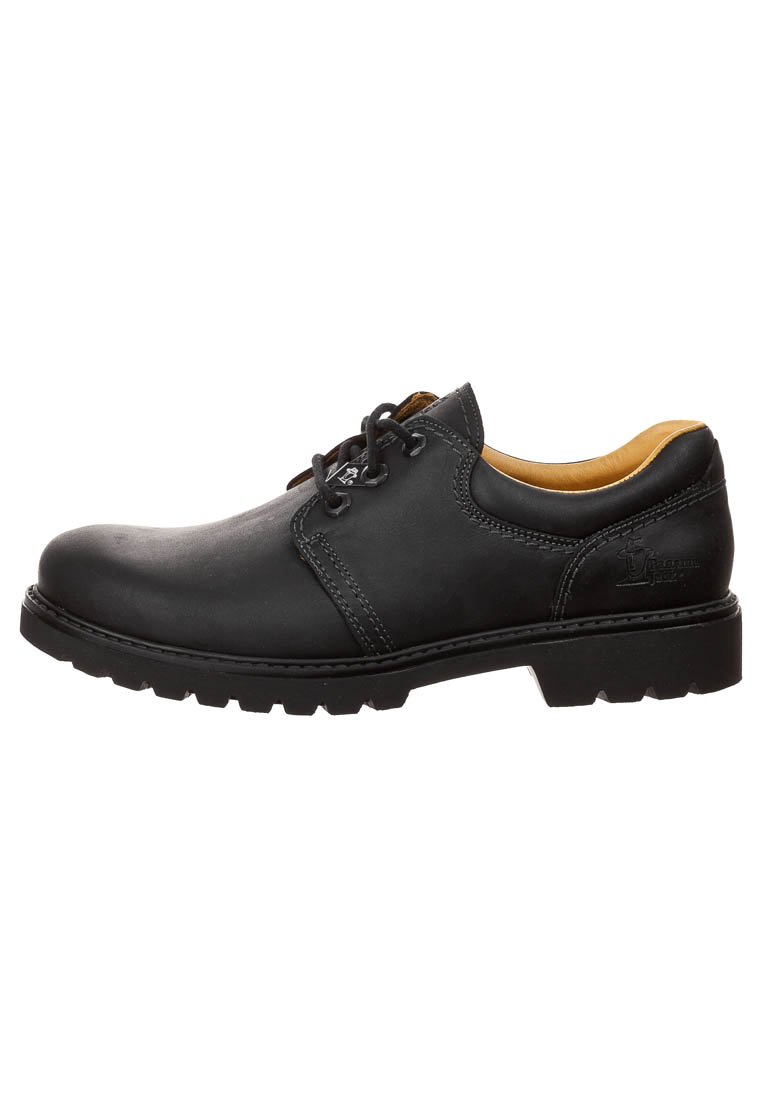 Scarpa in pelle nera stringata con punta arrotondata, tomaia strutturata e suola in gomma resistente. Caratterizzata da cuciture a contrasto e interno imbottito.