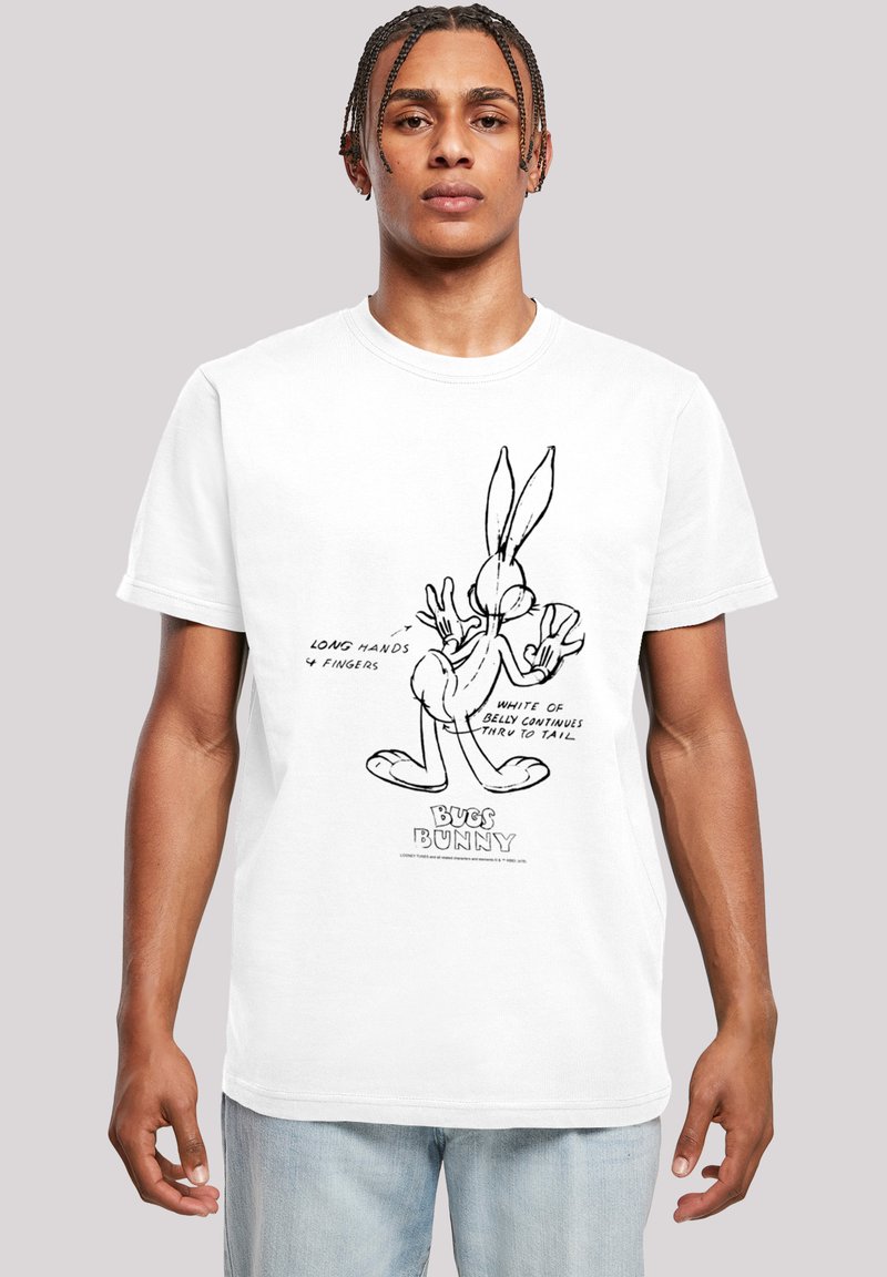 Hvit bomull T-skjorte med en svart tegneserieillustrasjon av Bugs Bunny, med tekst som beskriver funksjoner som "lange hender" og "4 fingre."