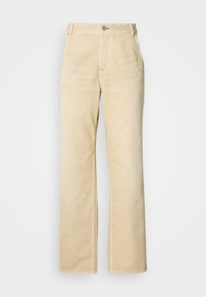 Pantalones anchos color caqui hechos de algodón suave, con cierre de un solo botón, bolsillos delanteros y costuras visibles a lo largo de las uniones.