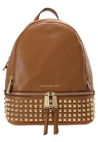 Ruskea nahkainen Michael Kors -reppu, jossa on kultaiset neliönmuotoiset niitit, kaksoisketju ja yläpanto.