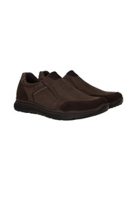 Des chaussures slip-on en daim marron avec des accents marron foncé, des bords arrondis, des semelles en caoutchouc basse et des panneaux élastiques sur les côtés pour faciliter l'enfilage.