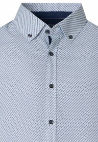 Niebieska i biała koszula w wzory z kołnierzykiem zapinanym na guziki, posiadająca geometryczny wzór, teksturowany materiał i czarne guziki.