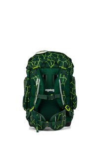 Sac à dos ergonomique vert avec un motif texturé d'accents vert vif et de réflecteurs. Dispose de bretelles réglables et de plusieurs compartiments.
