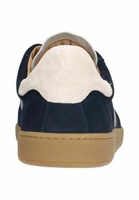 Marineblauwe suède sneaker met een crèmekleurige suède hielaccent, rubberen gumzool en stikselaccenten. Gladde textuur met een minimalistisch ontwerp.