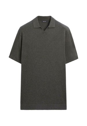 Dunkelgraues, kurzärmeliges Strick-Polohemd mit weichem Kragen und ohne Knöpfe, präsentiert auf weißem Hintergrund.