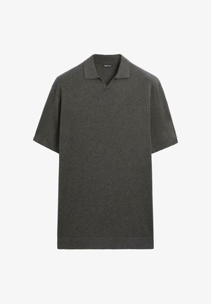 Dunkelgraues, kurzärmeliges Strick-Polohemd mit weichem Kragen und ohne Knöpfe, präsentiert auf weißem Hintergrund.