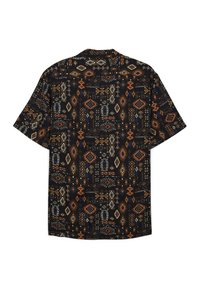 Chemise à manches courtes en tissu présentant un fond noir avec des motifs complexes aux designs géométriques orange, bleu et crème.