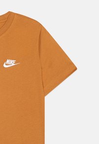 Nike Sportswear TEE FUTURA UNISEX - T-shirt basique - flax