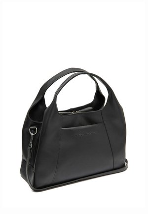 Bolso de mano de cuero negro con asas dobles, compartimento principal con cremallera y un nombre de marca discretamente grabado en relieve en el bolsillo delantero.
