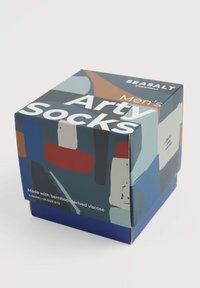 Kvadratna kutija s apstraktnim geometrijskim uzorcima u bojama poput plave, crvene, bež i smeđe. Tekst: "Muške umetničke čarape," što označava da je materijal od viskoze dobivene iz bambusa.