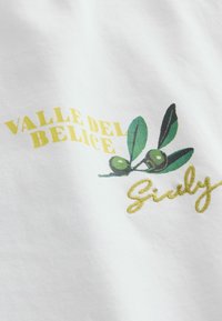 Sárga szöveg "VALLE DEL BELICE" és "Sicily" zöld olívafalevél grafikával fehér szöveten.