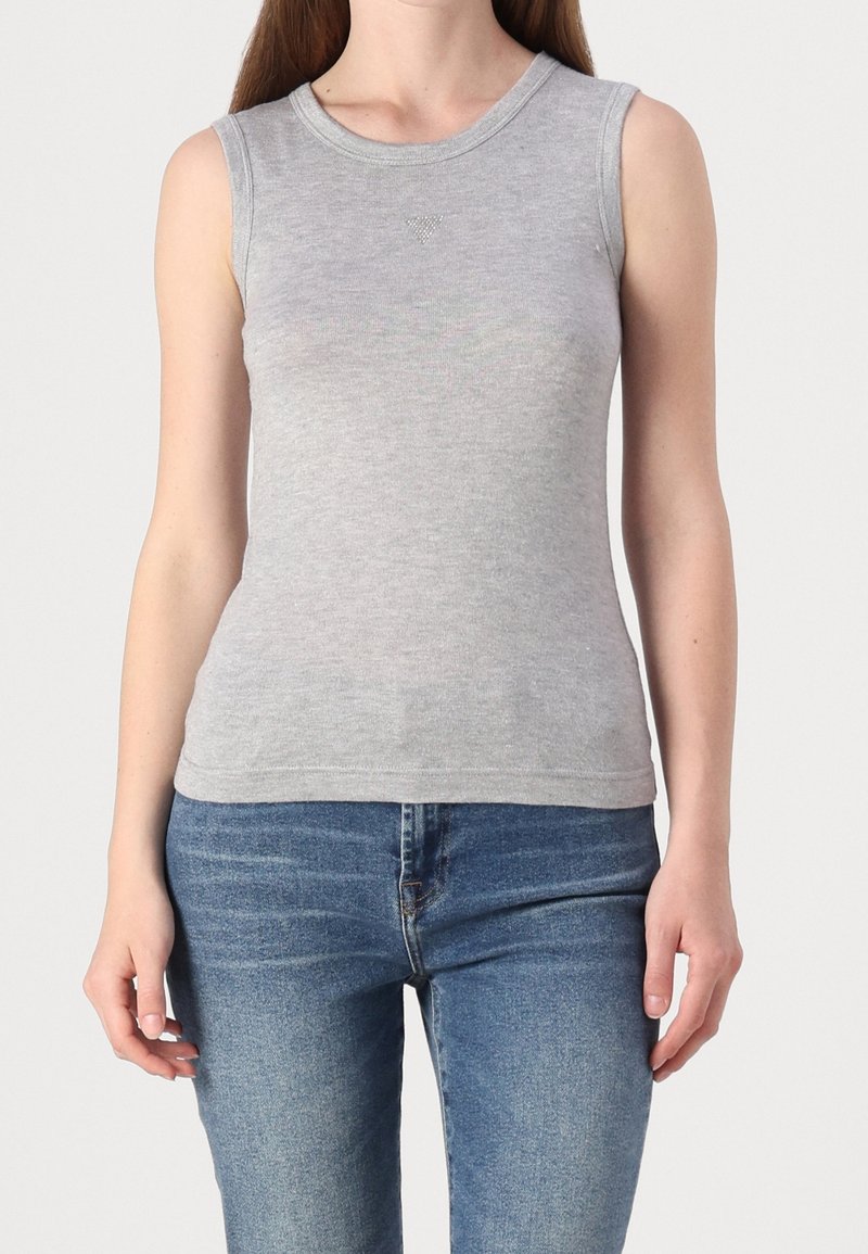 Top senza maniche grigio chiaro realizzato in tessuto morbido, con scollatura rotonda, caratterizzato da dettagli minimi e una silhouette slim e aderente.
