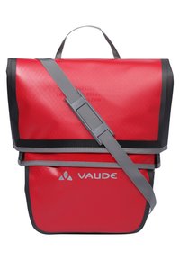 Borsa messenger impermeabile rossa con dettagli neri, tracolla grigia regolabile e parte superiore a risvolto. Caratterizzata da logo in rilievo e superficie testurizzata.