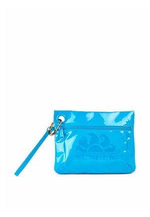 Pochette in pelle verniciata blu con tasca frontale con zip e dettagli in metallo dorato. Include una tracolla e un design con logo in rilievo.