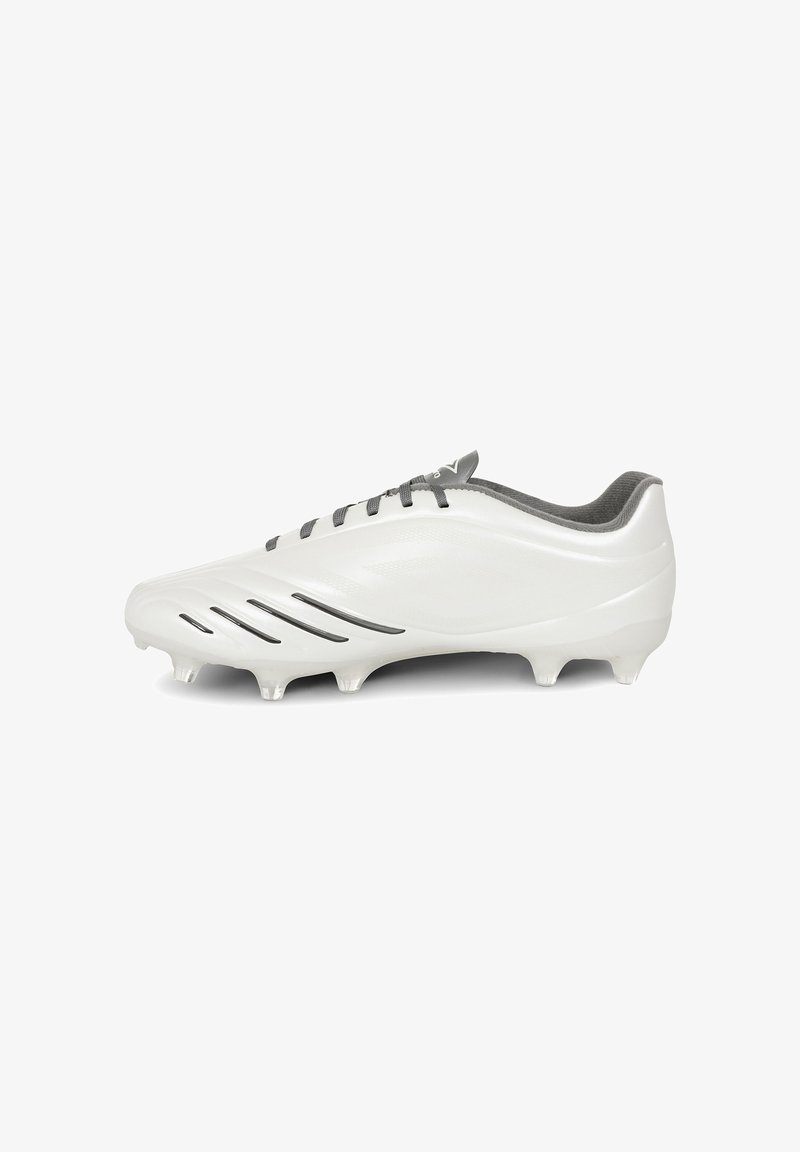 Chaussure de football blanche avec accents noirs, fermeture à lacets et crampons moulés sur la semelle pour jeu sur terrain ferme.