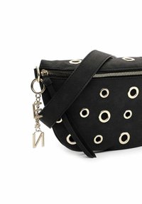 Borsa in suede nero con dettagli circolari in metallo, chiusura con cerniera e tracolla removibile con portachiavi letterario.