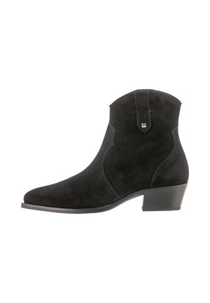 - Ankle boot